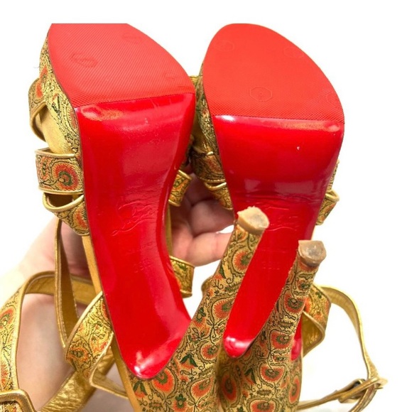 Christian Louboutin Gold Brocade Fabric
Sandals 39.5 - Picture 5 of 7